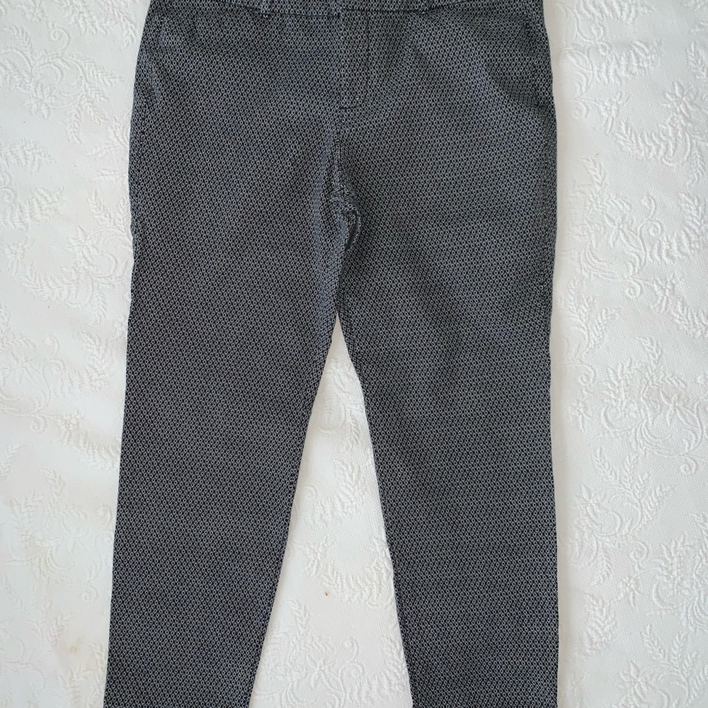 Old Navy Pixie pant in a black & white, tiny geometric pattern. Size 12.